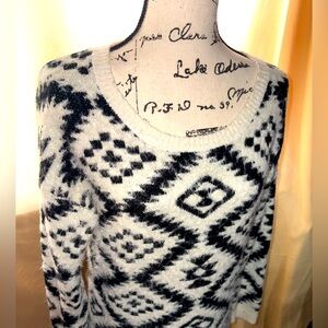 🌺 3 For $20 ~ Xhilaration Fuzzy Sweater Women’s Size Medium